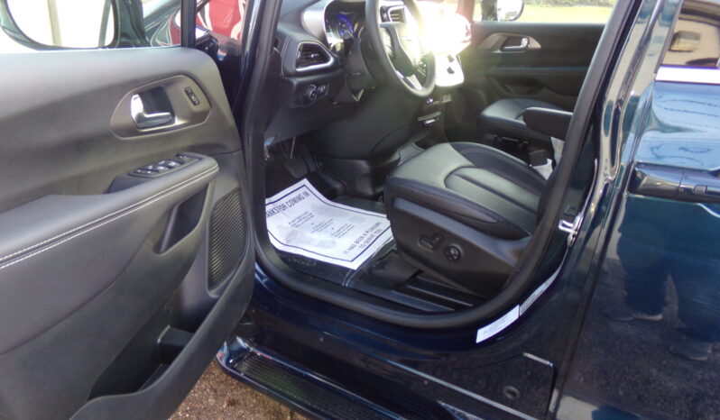 2025 Chrysler Pacifica / BraunAbility Side-Entry Foldout XT Power Ramp full