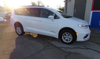 2022 Chrysler Pacifica / BraunAbility Rear-Entry Foldout V7 Manual Ramp full