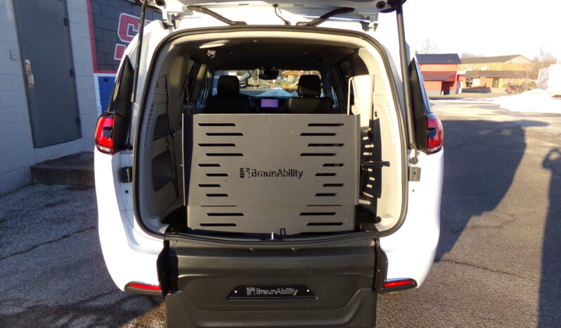 2022 Chrysler Pacifica / BraunAbility Rear-Entry Foldout V7 Manual Ramp full