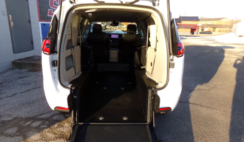 2022 Chrysler Pacifica / BraunAbility Rear-Entry Foldout V7 Manual Ramp full