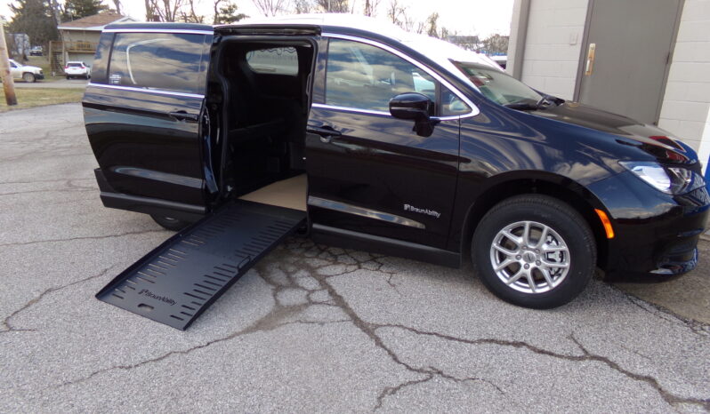 2025 Chrysler Voyager / BraunAbility Side-Entry Companion Manual Ramp full