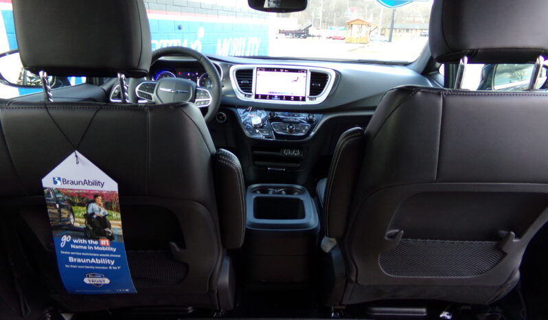 2025 Chrysler Voyager / BraunAbility Side-Entry Companion Manual Ramp full