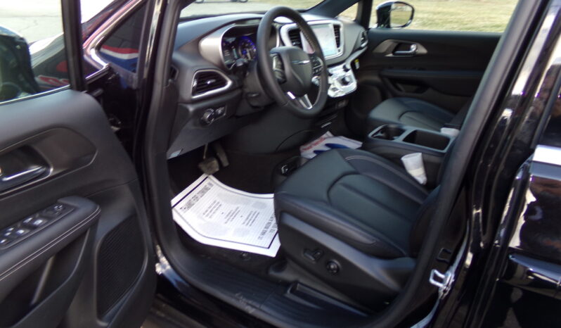 2025 Chrysler Voyager / BraunAbility Side-Entry Companion Manual Ramp full