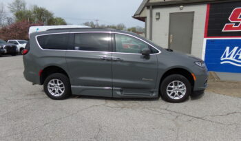 2022 Chrysler Pacifica / BraunAbility Side-Entry Foldout XT Power Ramp full