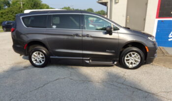 2022 Chrysler Pacifica / BraunAbility Side-Entry Foldout XT Power Ramp full