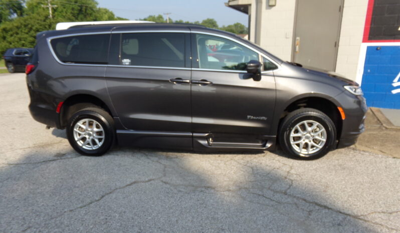 2022 Chrysler Pacifica / BraunAbility Side-Entry Foldout XT Power Ramp full