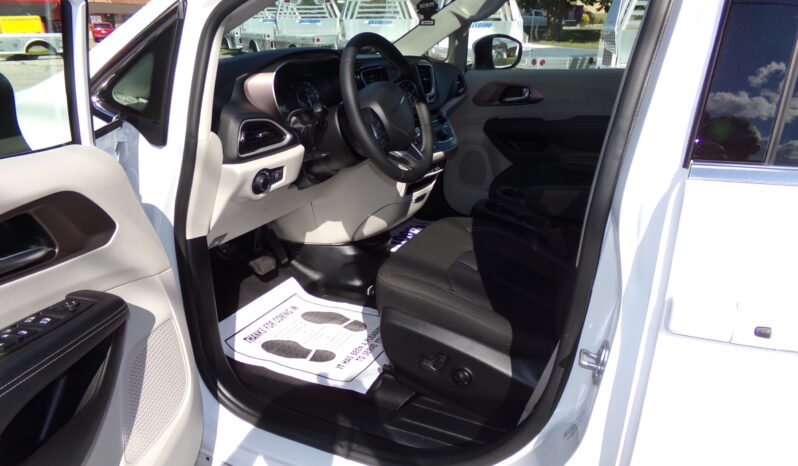 2023 Chrysler Voyager / BraunAbility Side-Entry Foldout XT Power Ramp full