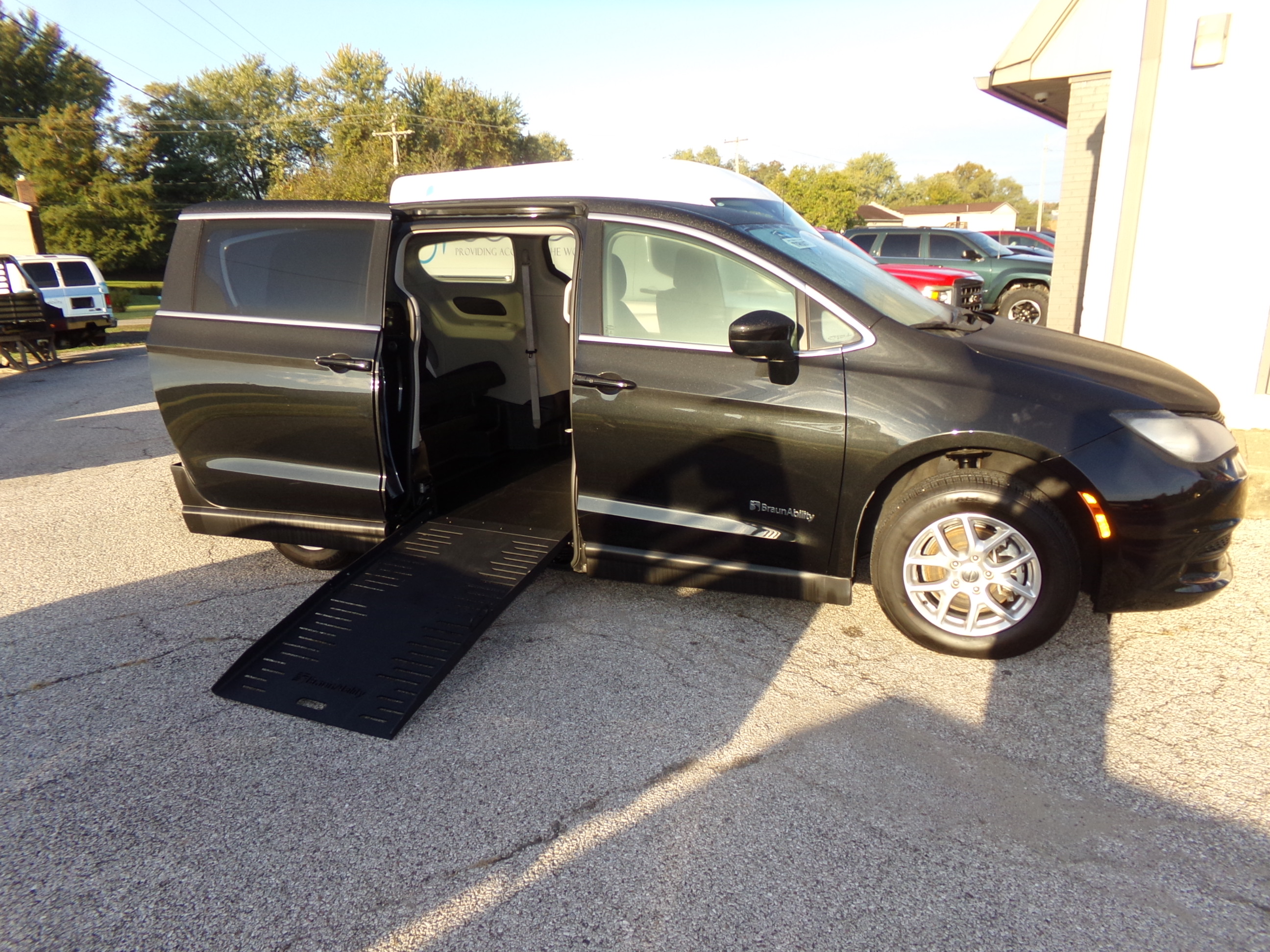 2023 Chrysler Voyager / BraunAbility Side-Entry Companion Manual Ramp's photo