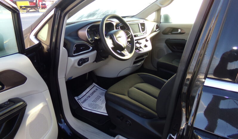 2023 Chrysler Voyager / BraunAbility Side-Entry Companion Manual Ramp full