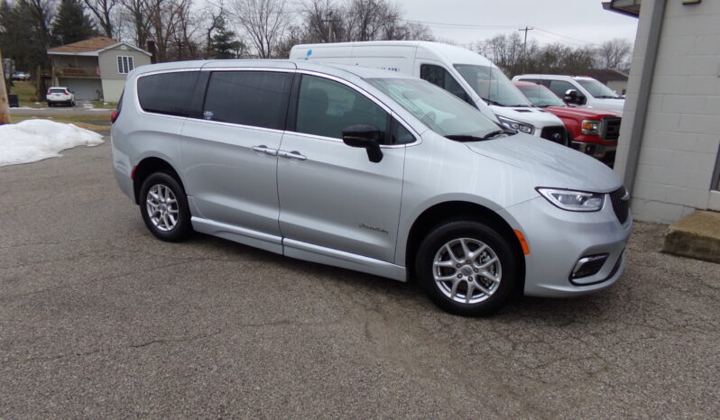 2024 Chrysler Pacifica / BraunAbility Side-Entry Foldout Power Ramp full