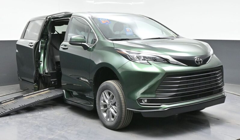 2026 Toyota Sienna XLE / BraunAbility Side-Entry Foldout XT Power Ramp full