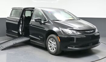 2026 Chrysler Voyager / BraunAbility Side-Entry Foldout Companion Van Manual Ramp full