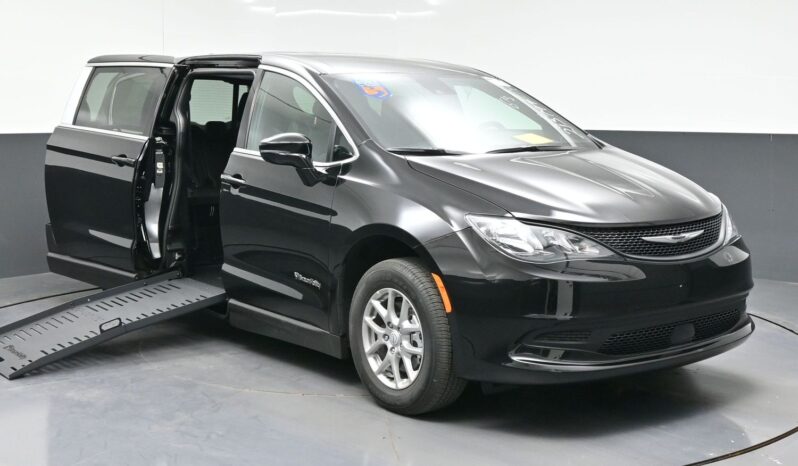 2026 Chrysler Voyager / BraunAbility Side-Entry Foldout Companion Van Manual Ramp full