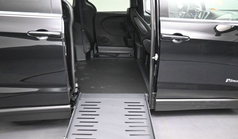 2026 Chrysler Voyager / BraunAbility Side-Entry Foldout Companion Van Manual Ramp full