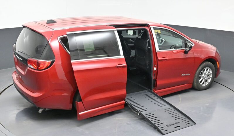 2026 Chrysler Voyager / BraunAbility Side-Entry Foldout Power Ramp full