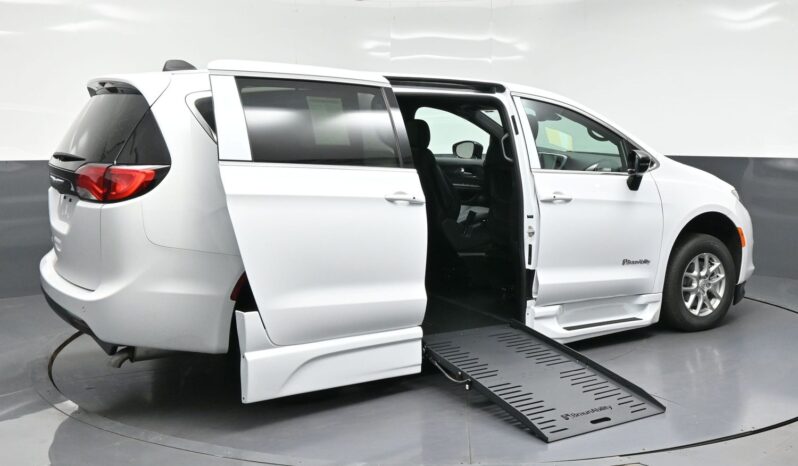 2026 Chrysler Voyager / BraunAbility Side-Entry Foldout XT Power Ramp full