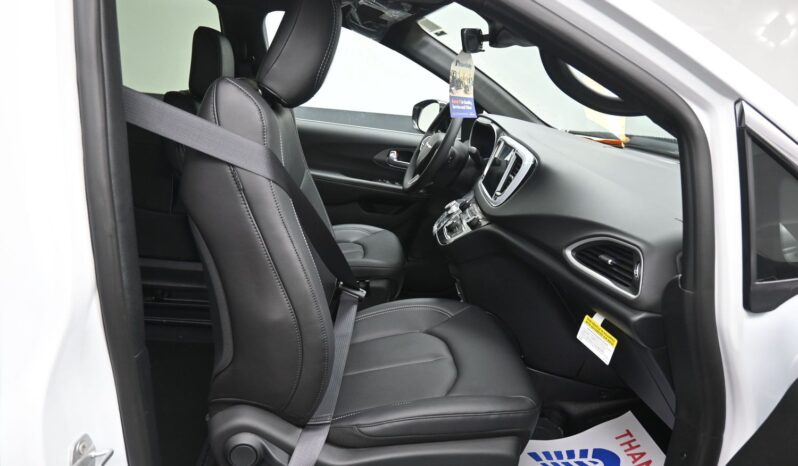 2026 Chrysler Voyager / BraunAbility Side-Entry Foldout XT Power Ramp full